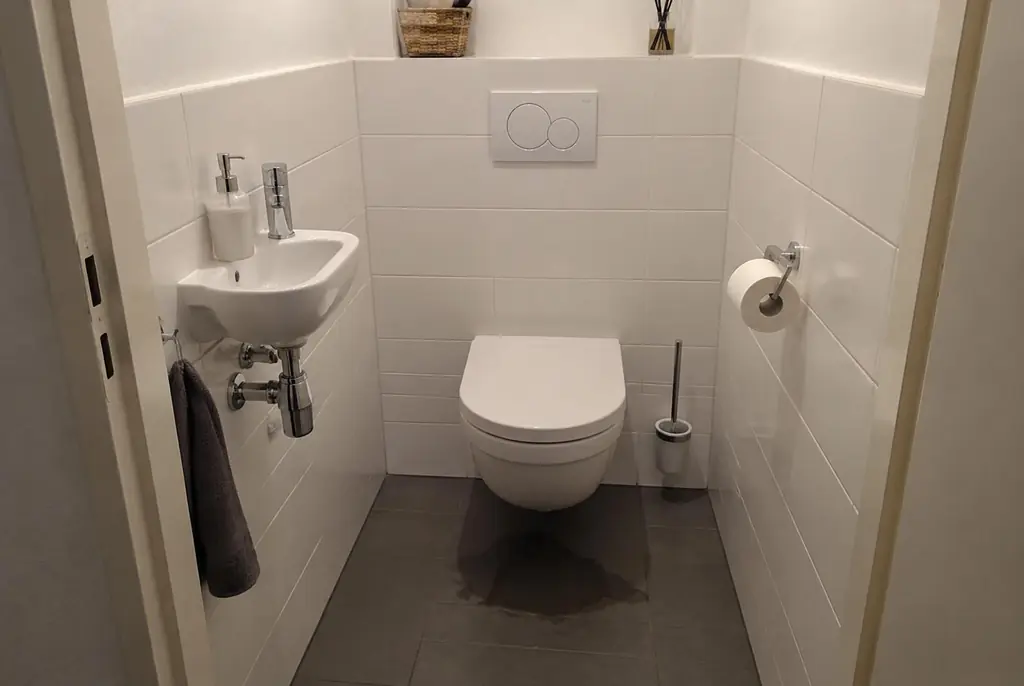 Lekdetectie Biddinghuizen – natte vloer bij een toilet