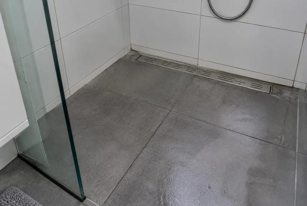 Lekdetectie Biddinghuizen – lekkende inloopdouche met natte voegen