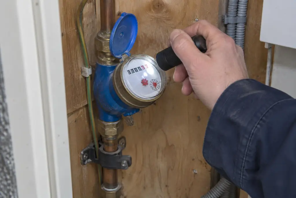Lekdetectie Biddinghuizen – watermeter in de meterkast controleren met een zaklamp